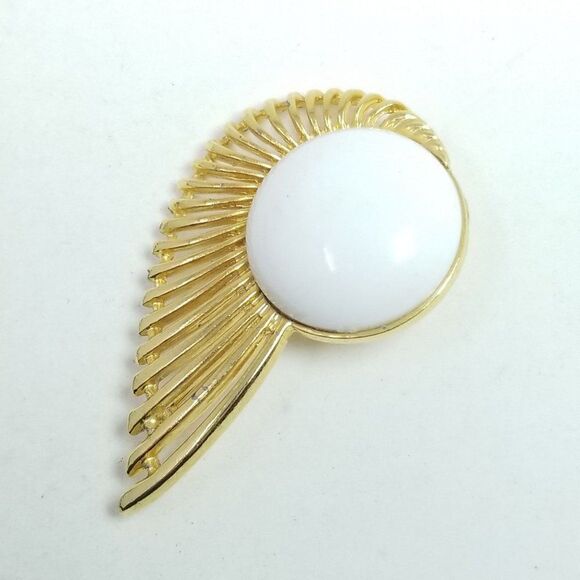 Vintage White and Gold Tone Wing or Eye Shape Modernist Style Brooch, Retro 80s - Picture 2 of 5